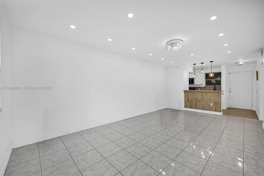 For Sale: $125,000 (1 beds, 1 baths, 615 Square Feet)