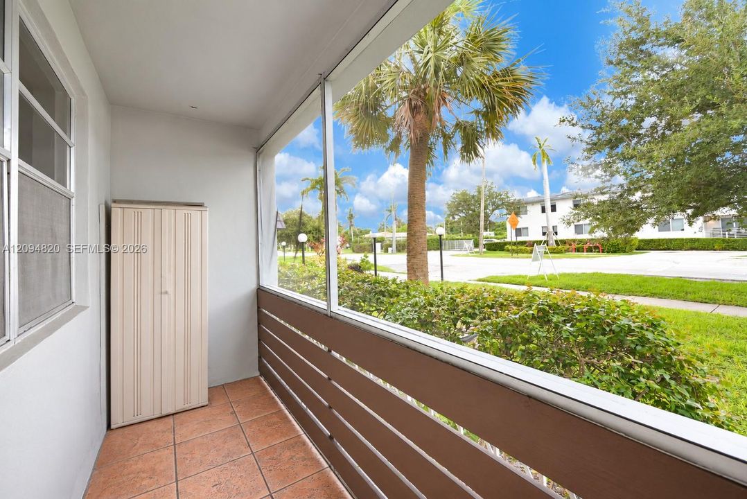 For Sale: $125,000 (1 beds, 1 baths, 615 Square Feet)