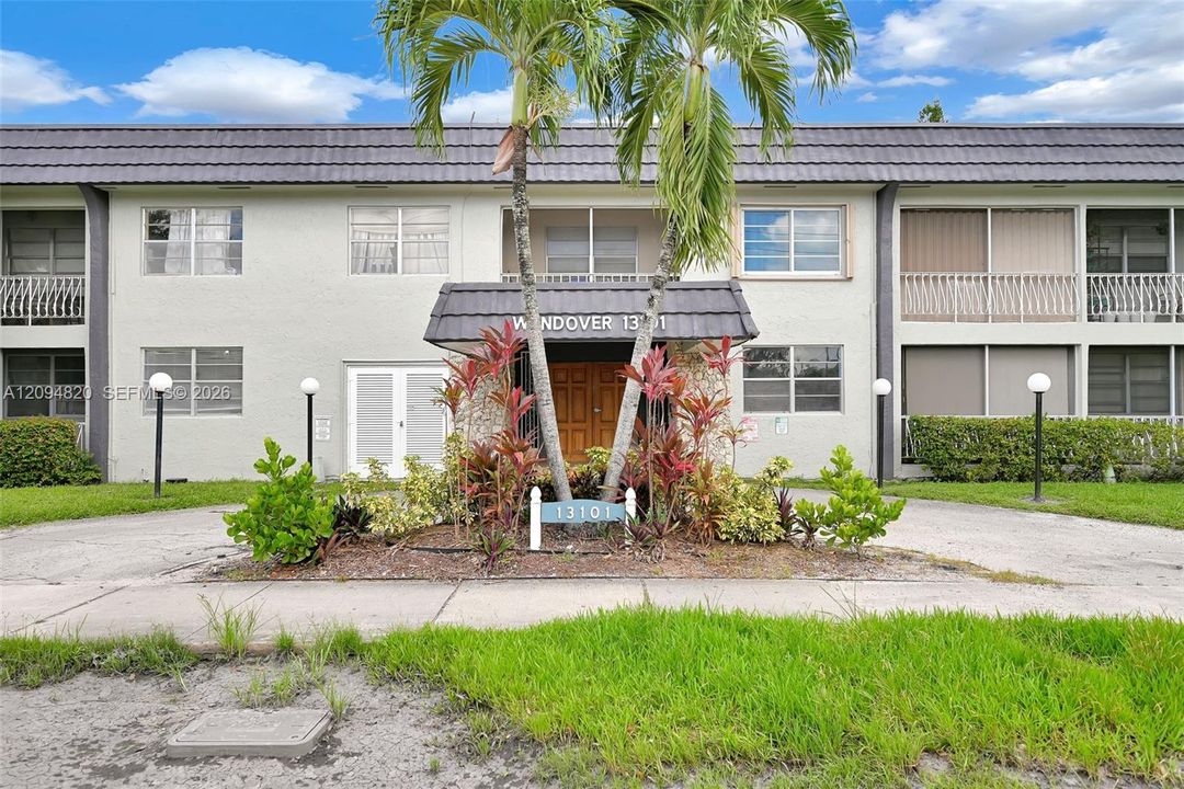 For Sale: $125,000 (1 beds, 1 baths, 615 Square Feet)