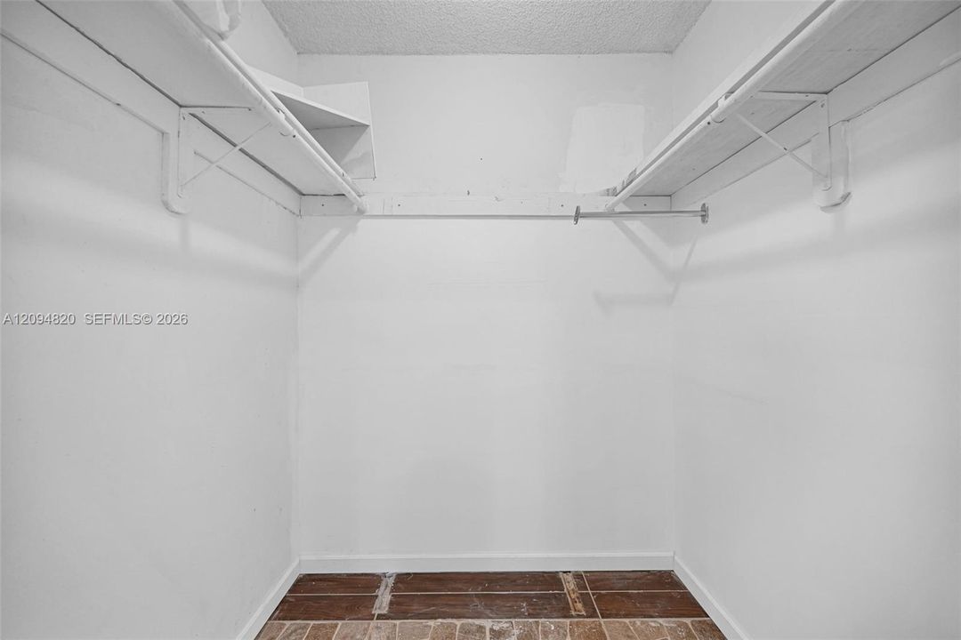For Sale: $125,000 (1 beds, 1 baths, 615 Square Feet)