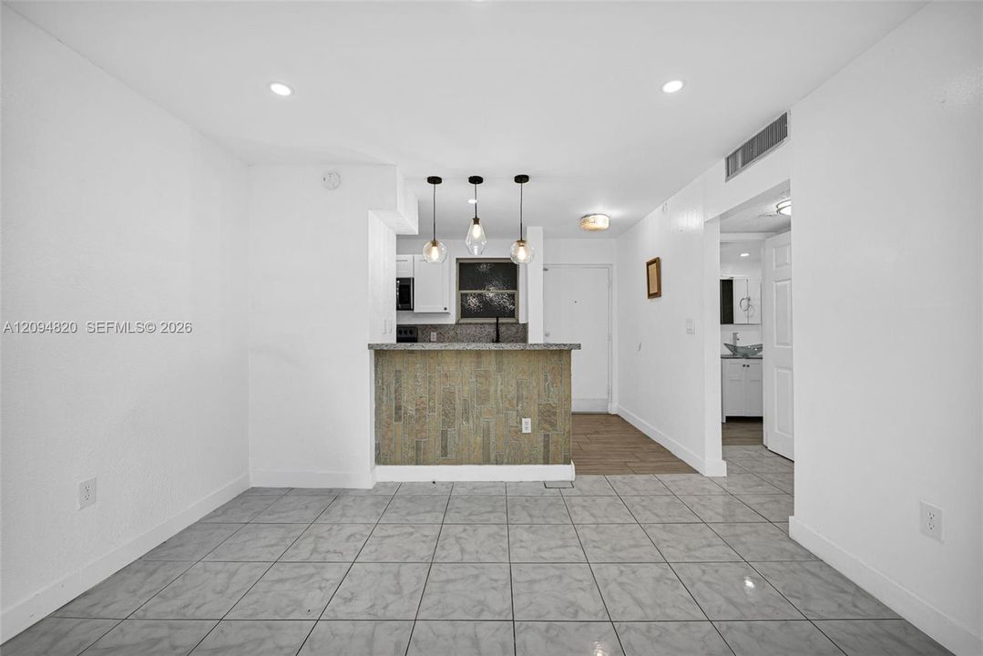 For Sale: $125,000 (1 beds, 1 baths, 615 Square Feet)