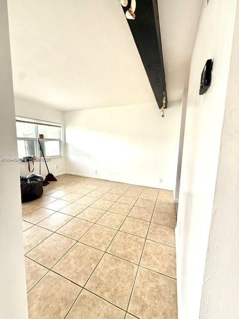 For Rent: $1,800 (2 beds, 1 baths, 728 Square Feet)