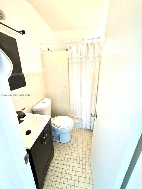 For Rent: $1,800 (2 beds, 1 baths, 728 Square Feet)