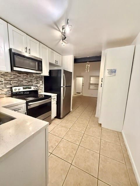 For Rent: $1,800 (2 beds, 1 baths, 728 Square Feet)