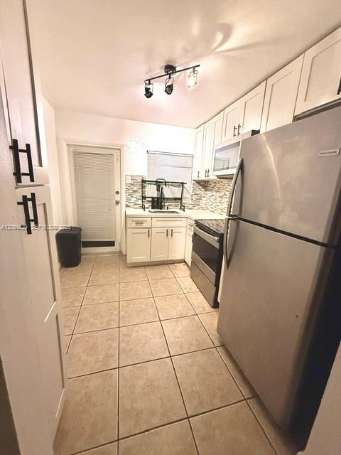 For Rent: $1,800 (2 beds, 1 baths, 728 Square Feet)
