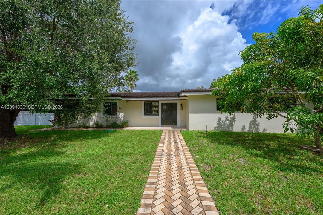 En Venta: $1,700,000 (4 camas, 3 baños, 2175 Pies cuadrados)