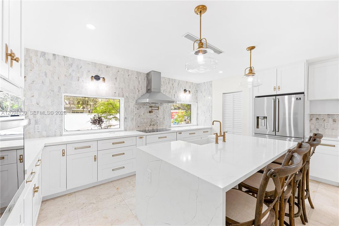 En Venta: $1,700,000 (4 camas, 3 baños, 2175 Pies cuadrados)