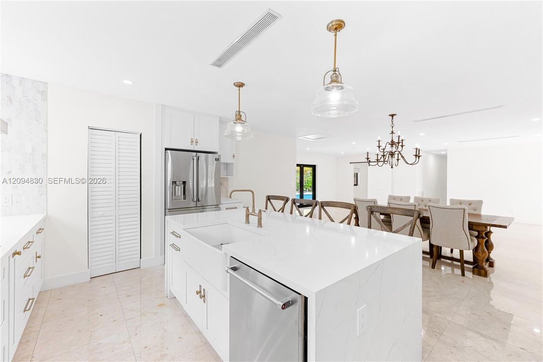 En Venta: $1,700,000 (4 camas, 3 baños, 2175 Pies cuadrados)
