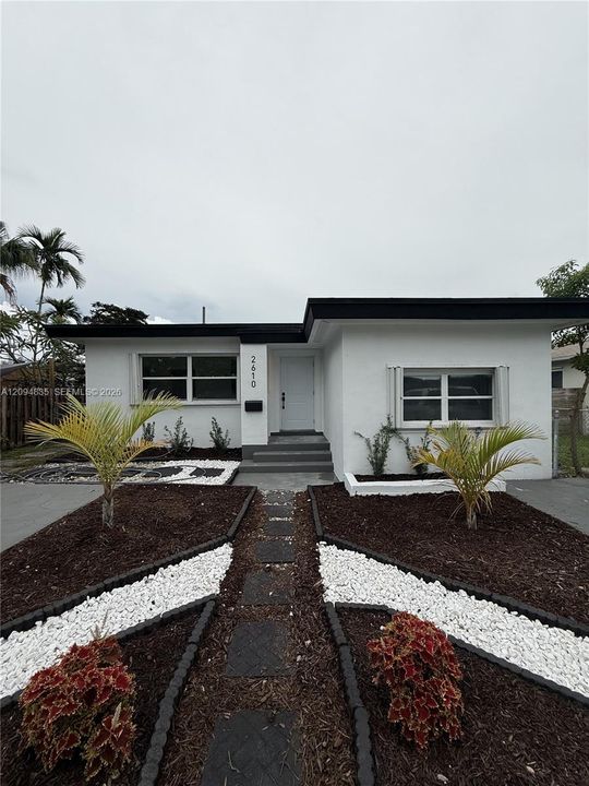 For Sale: $670,000 (5 beds, 3 baths, 1976 Square Feet)