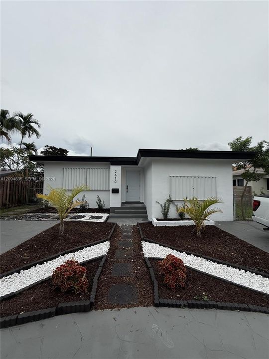 For Sale: $670,000 (5 beds, 3 baths, 1976 Square Feet)
