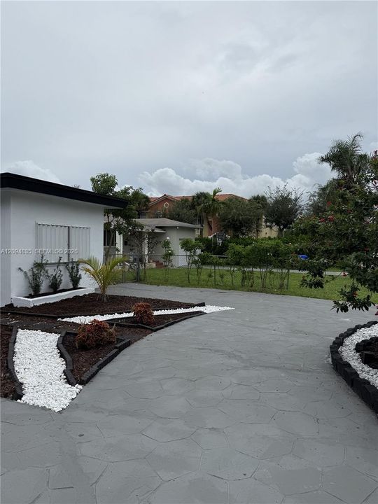 For Sale: $670,000 (5 beds, 3 baths, 1976 Square Feet)