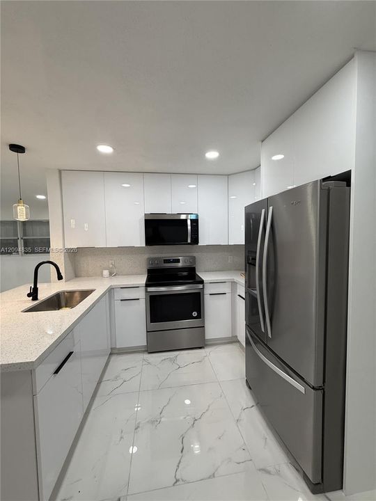 For Sale: $670,000 (5 beds, 3 baths, 1976 Square Feet)
