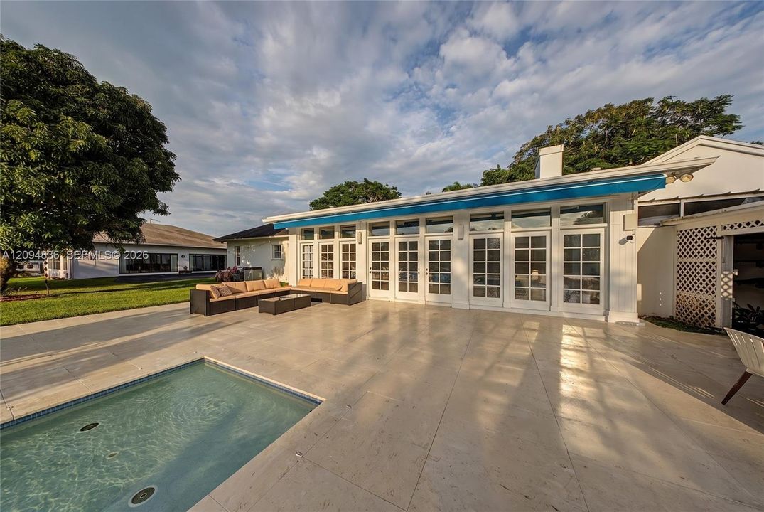 For Sale: $2,725,000 (6 beds, 4 baths, 3994 Square Feet)