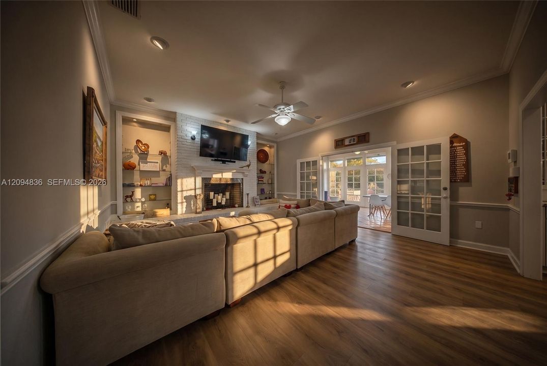 For Sale: $2,725,000 (6 beds, 4 baths, 3994 Square Feet)