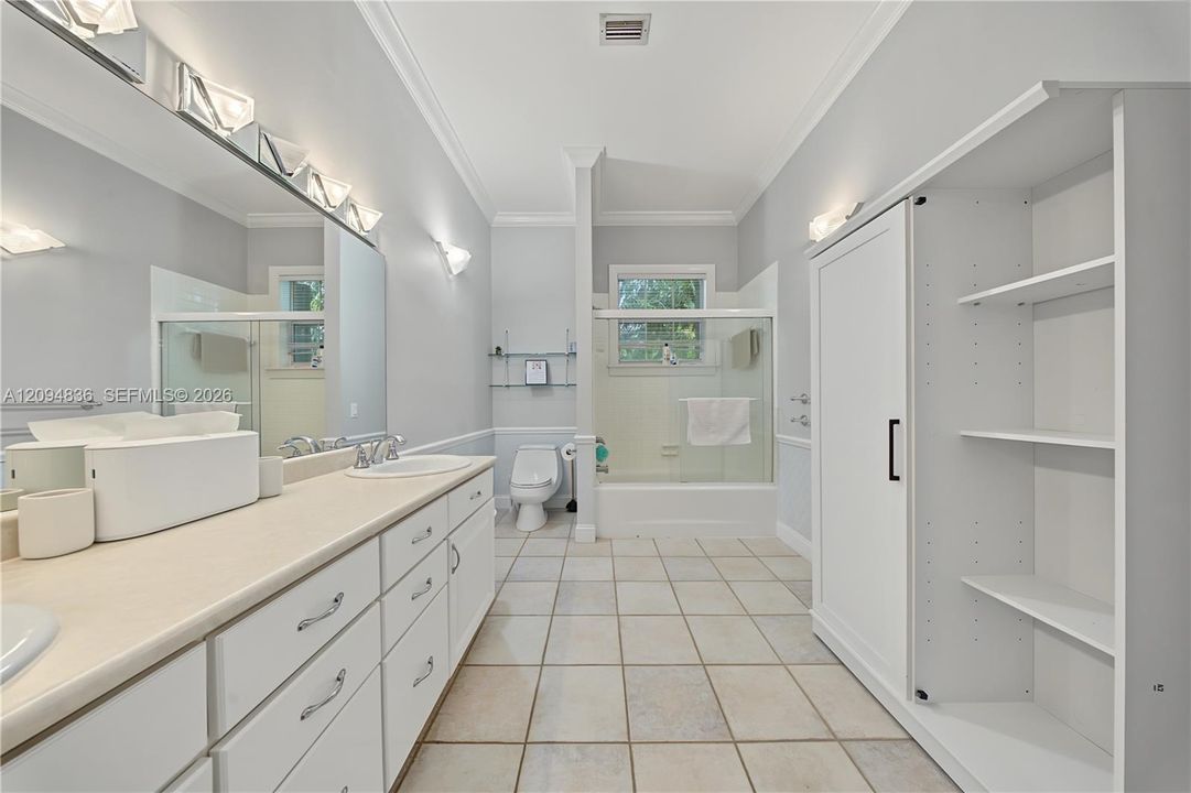 For Sale: $2,725,000 (6 beds, 4 baths, 3994 Square Feet)