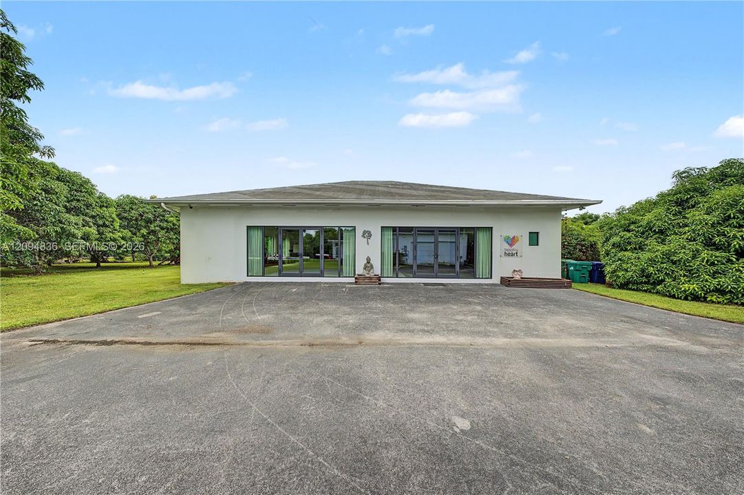 For Sale: $2,725,000 (6 beds, 4 baths, 3994 Square Feet)