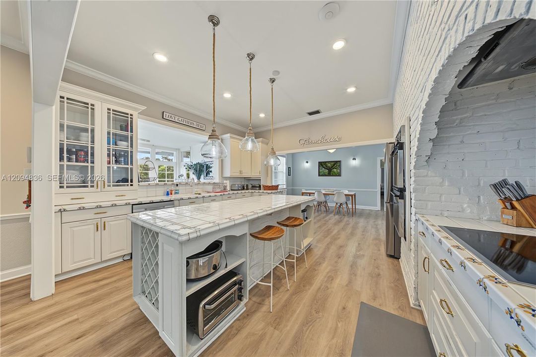 For Sale: $2,725,000 (6 beds, 4 baths, 3994 Square Feet)