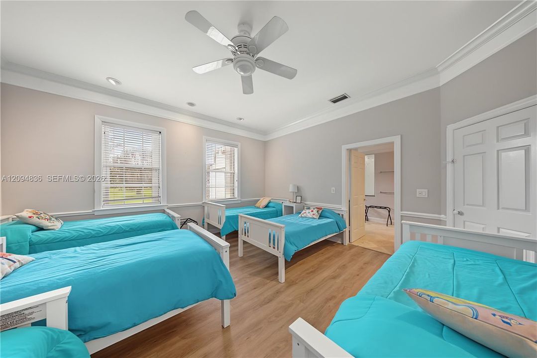 For Sale: $2,725,000 (6 beds, 4 baths, 3994 Square Feet)