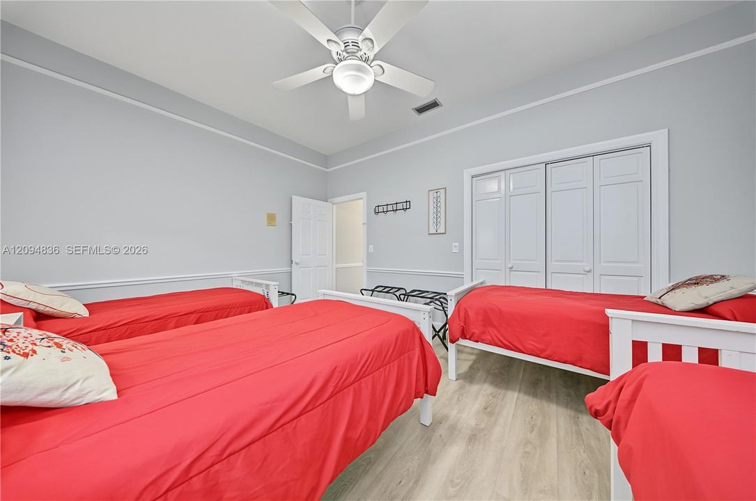 For Sale: $2,725,000 (6 beds, 4 baths, 3994 Square Feet)