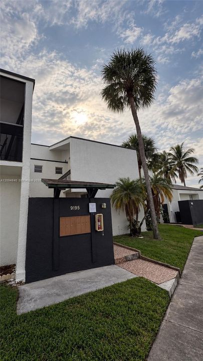 For Sale: $369,000 (3 beds, 2 baths, 1900 Square Feet)