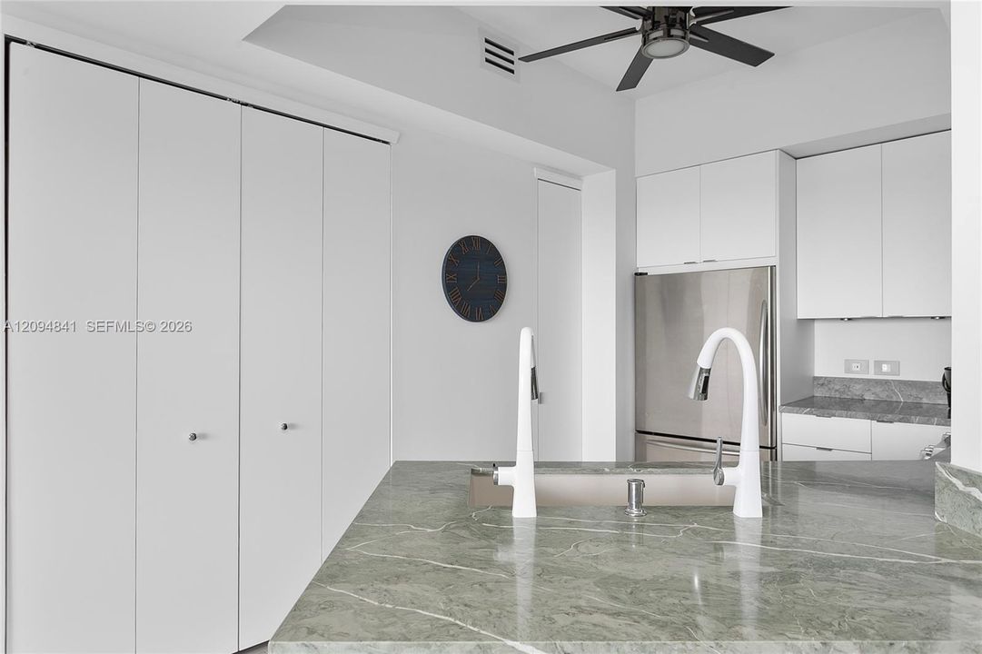 В аренду: $4,600 (2 спален, 2 ванн, 1320 Квадратных фут)