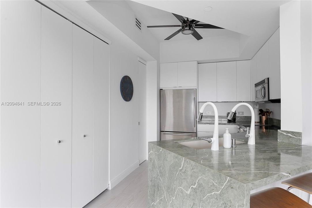 В аренду: $4,600 (2 спален, 2 ванн, 1320 Квадратных фут)