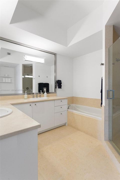 В аренду: $4,600 (2 спален, 2 ванн, 1320 Квадратных фут)
