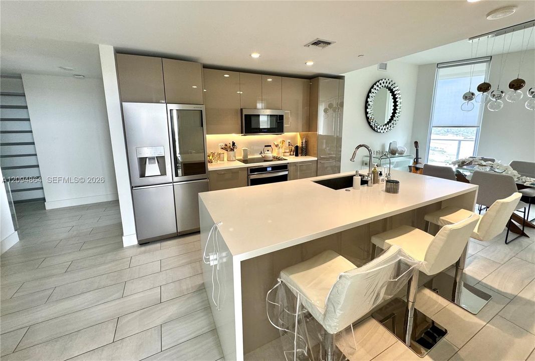 En Venta: $679,000 (3 camas, 3 baños, 1297 Pies cuadrados)