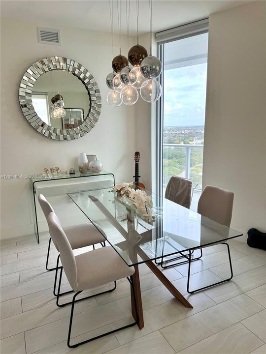 En Venta: $679,000 (3 camas, 3 baños, 1297 Pies cuadrados)