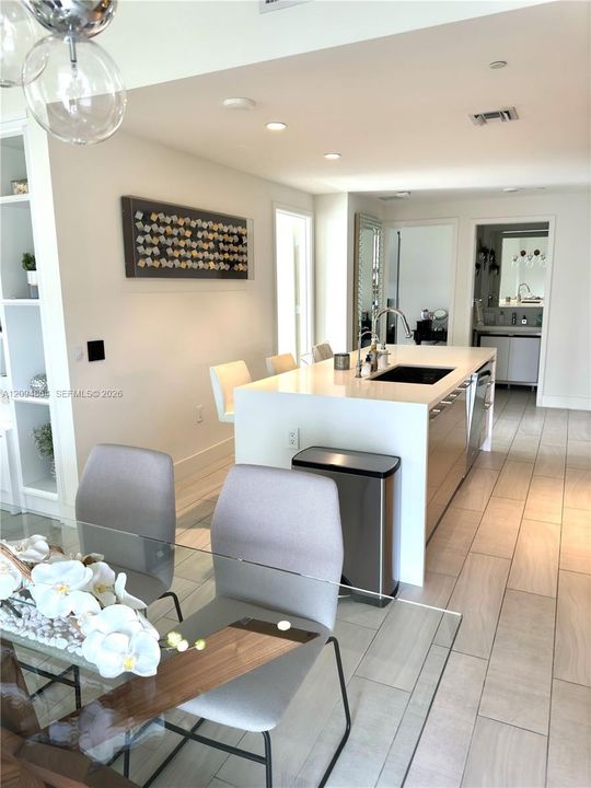En Venta: $679,000 (3 camas, 3 baños, 1297 Pies cuadrados)