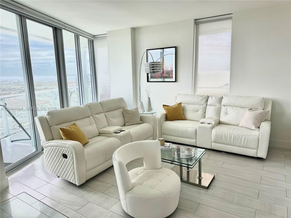 En Venta: $679,000 (3 camas, 3 baños, 1297 Pies cuadrados)
