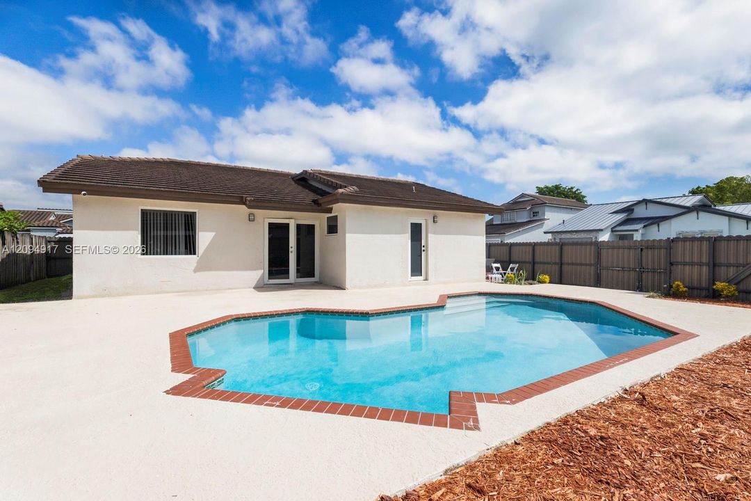 For Sale: $580,000 (3 beds, 2 baths, 1439 Square Feet)