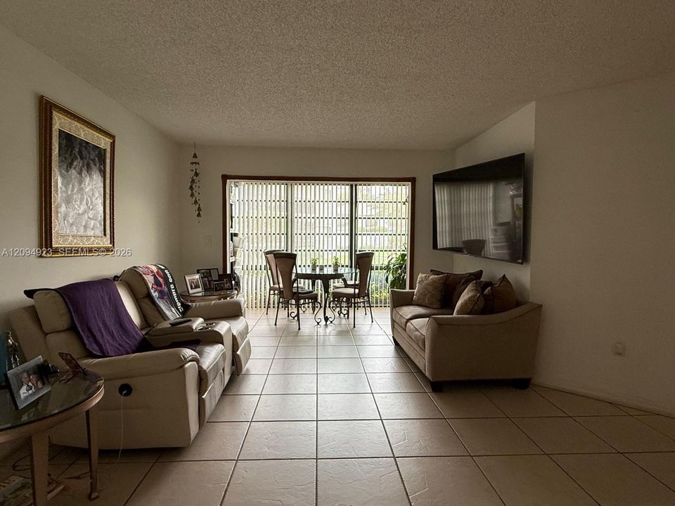 For Sale: $280,000 (2 beds, 2 baths, 924 Square Feet)