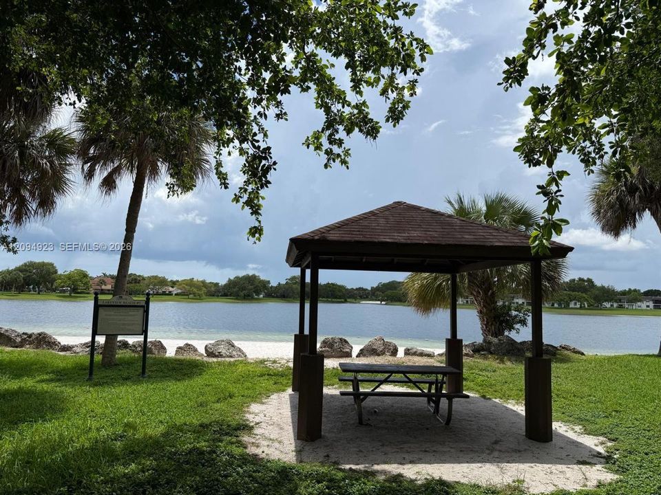 For Sale: $280,000 (2 beds, 2 baths, 924 Square Feet)