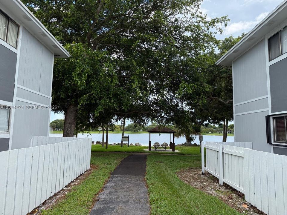 For Sale: $280,000 (2 beds, 2 baths, 924 Square Feet)