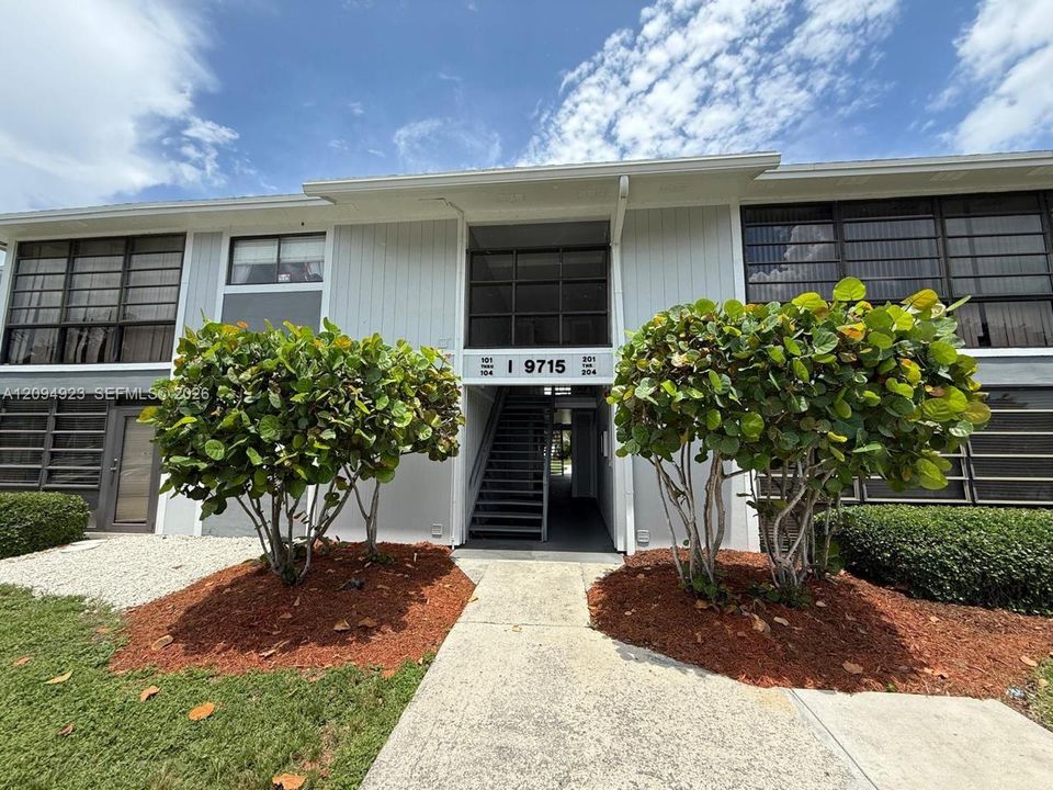 For Sale: $280,000 (2 beds, 2 baths, 924 Square Feet)