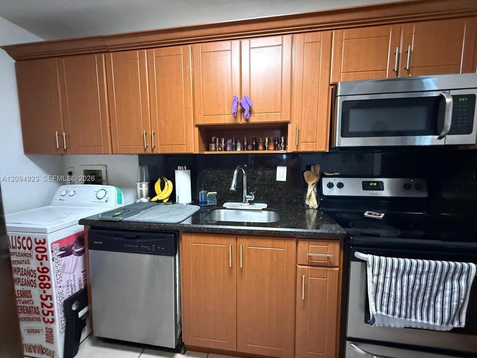 For Sale: $280,000 (2 beds, 2 baths, 924 Square Feet)