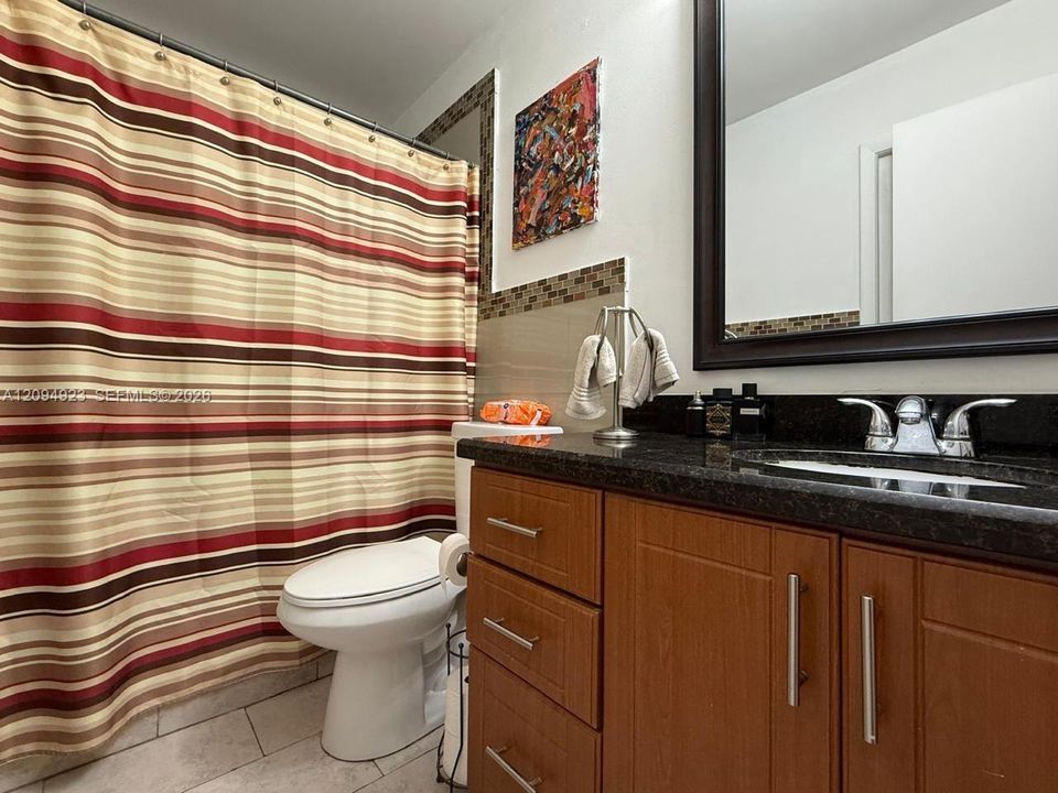 For Sale: $280,000 (2 beds, 2 baths, 924 Square Feet)