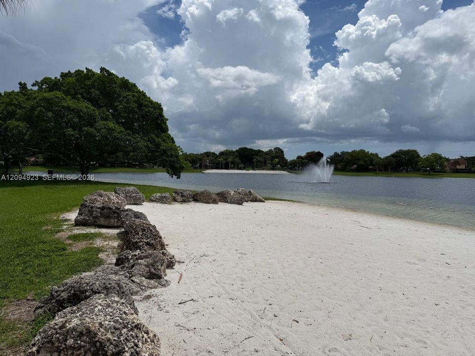 For Sale: $280,000 (2 beds, 2 baths, 924 Square Feet)