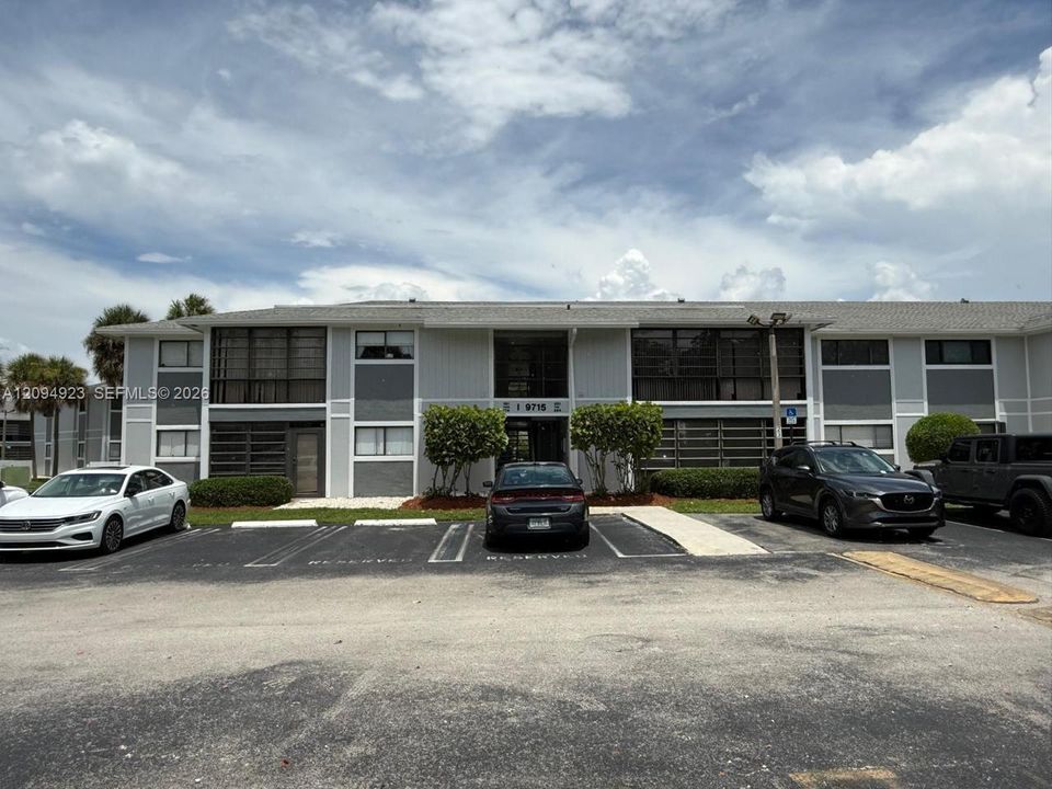 For Sale: $280,000 (2 beds, 2 baths, 924 Square Feet)