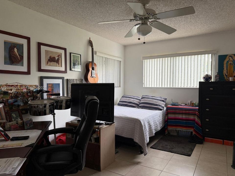 For Sale: $280,000 (2 beds, 2 baths, 924 Square Feet)