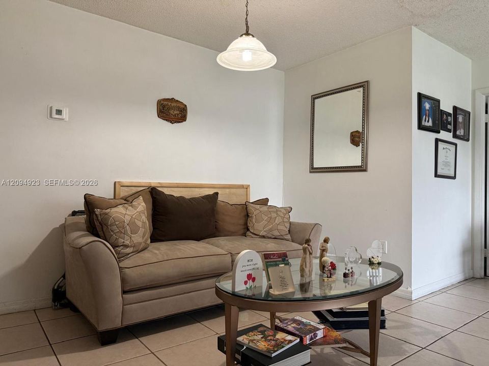 For Sale: $280,000 (2 beds, 2 baths, 924 Square Feet)