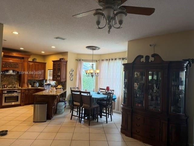 En Venta: $895,000 (5 camas, 3 baños, 3155 Pies cuadrados)