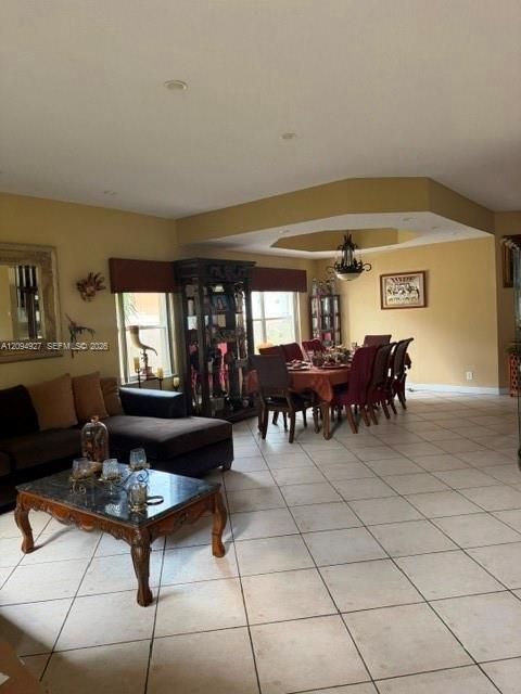 En Venta: $895,000 (5 camas, 3 baños, 3155 Pies cuadrados)