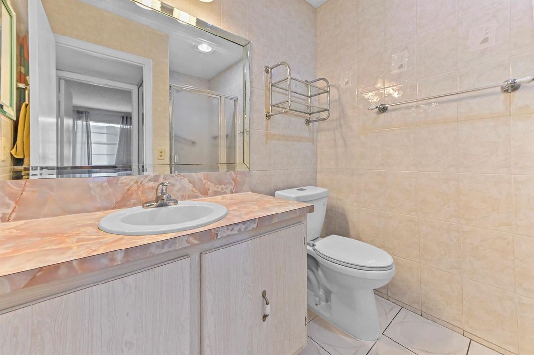 15 Bathroom 01