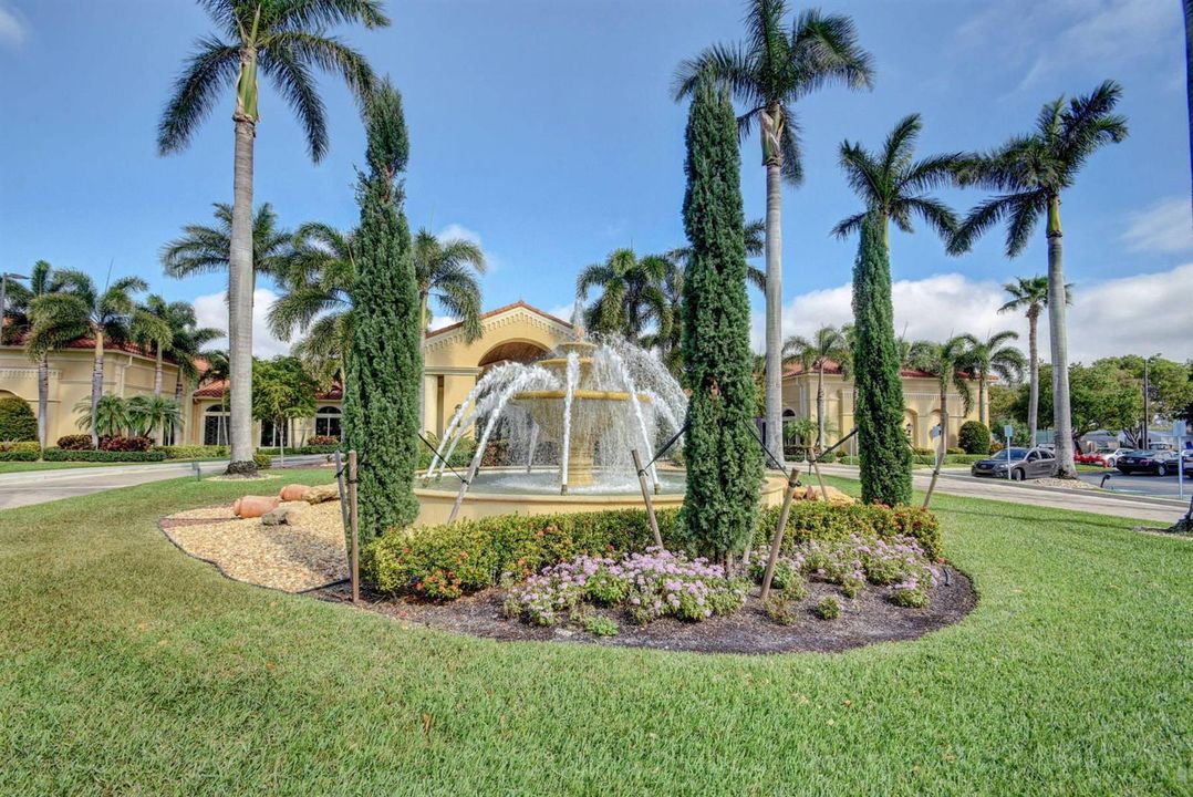CLUBHOUSE ENTRY AND FOUNTAIN