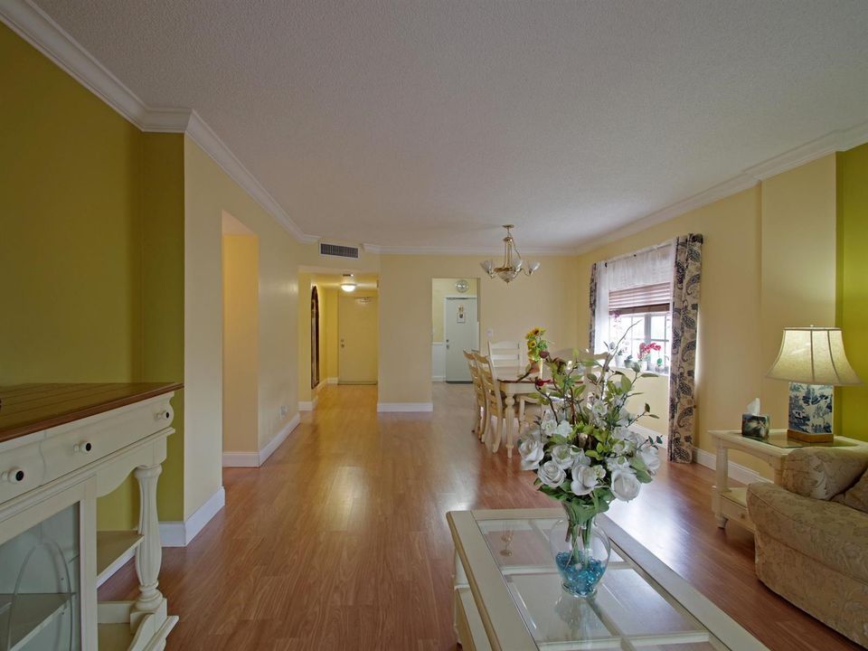 005-020-Living Room-2048x1536