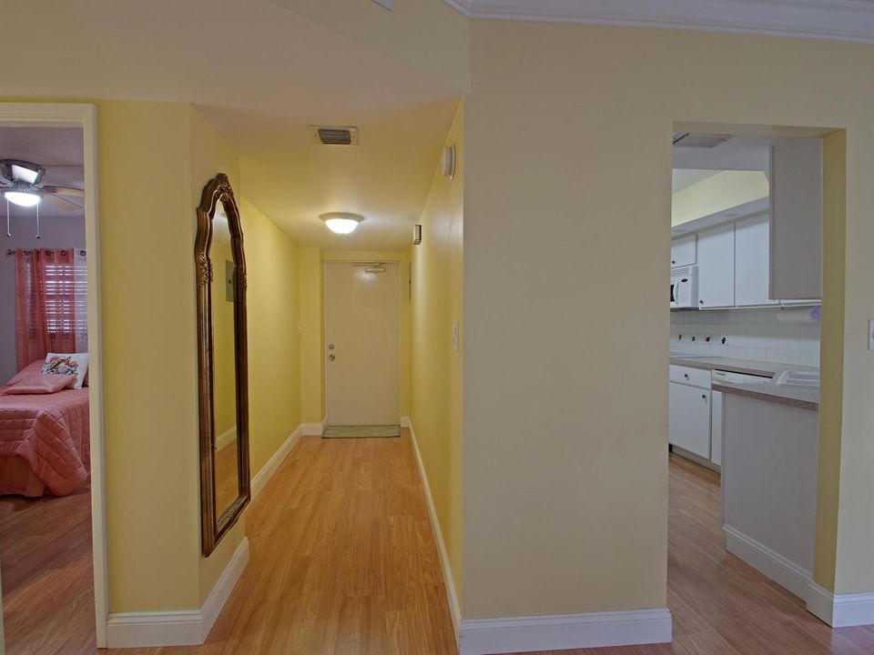 003-011-Foyer-2048x1536