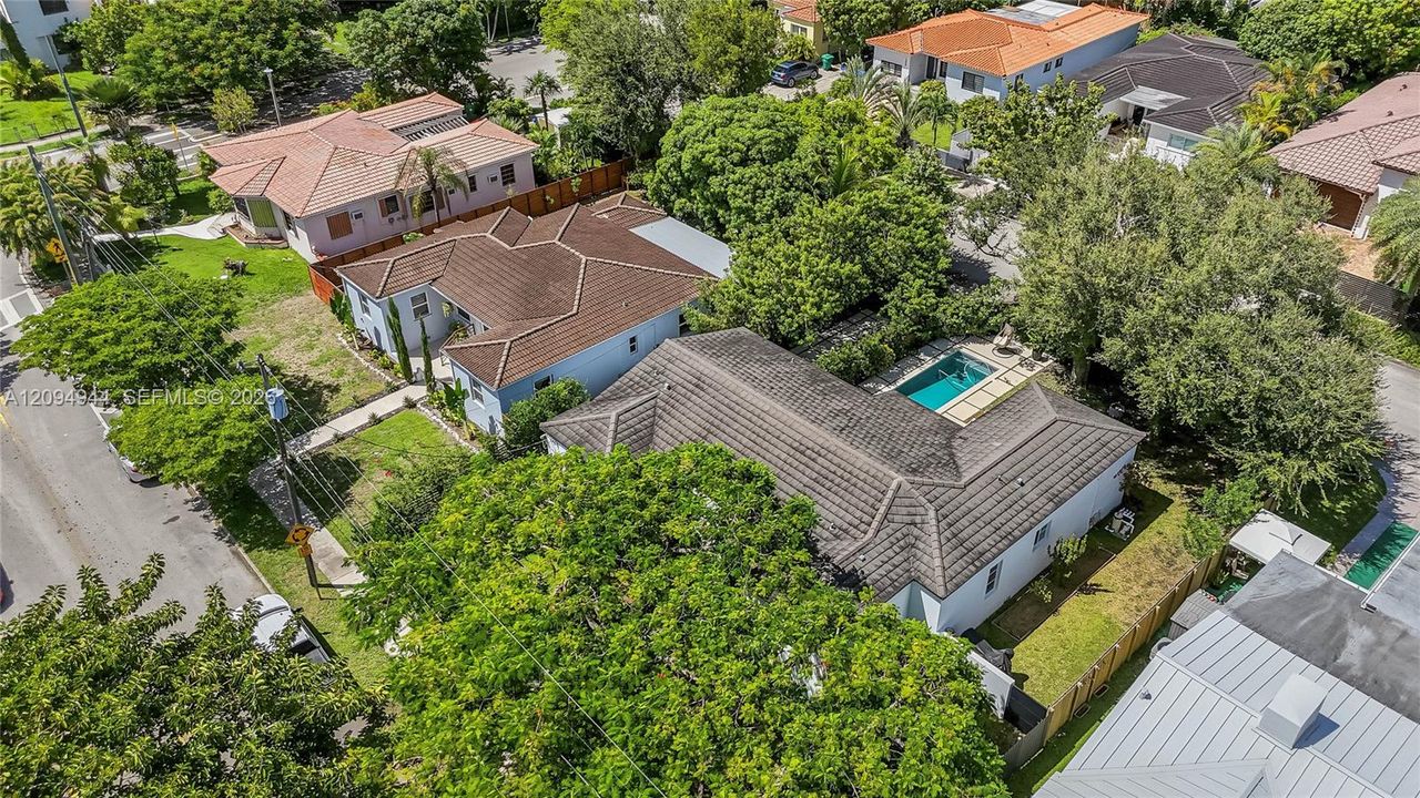 En Venta: $1,395,000 (3 camas, 3 baños, 1589 Pies cuadrados)