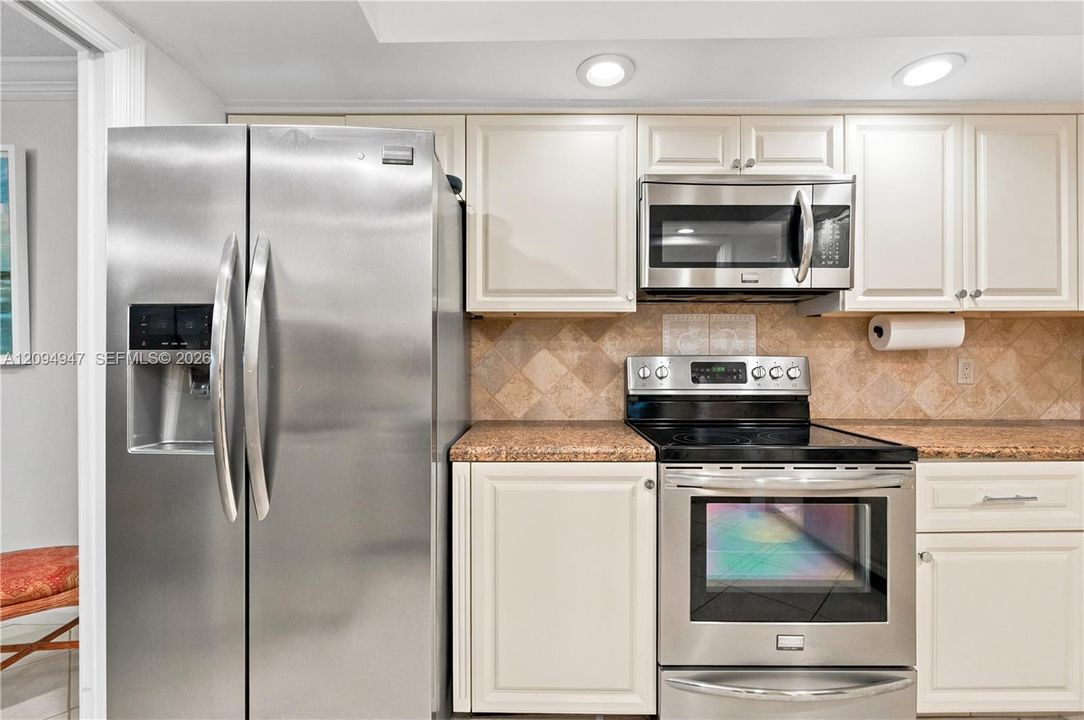 For Sale: $345,000 (3 beds, 2 baths, 1711 Square Feet)